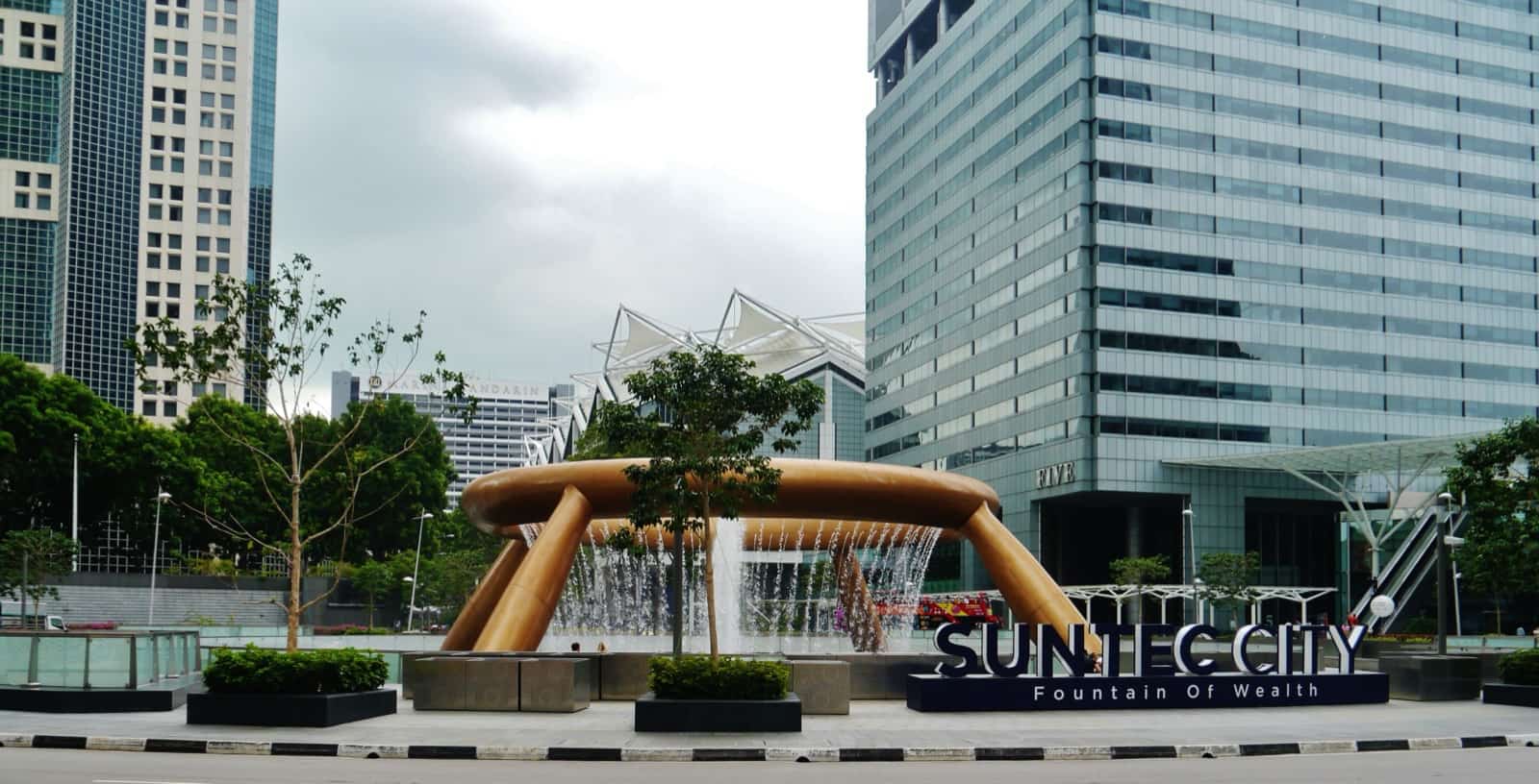 Фонтан Богатства в центре комплекса из пяти башен Suntec City, Сингапур